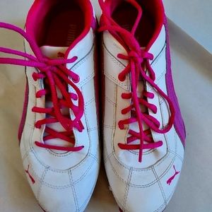 EUC PUMAS REPOSHING. Hot pink and white 💗 comfy & cute.